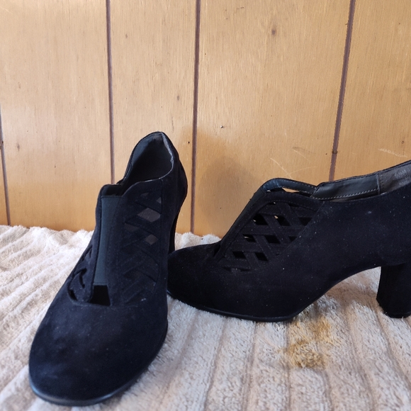 Black suede Aerosoles heels - Picture 2 of 3